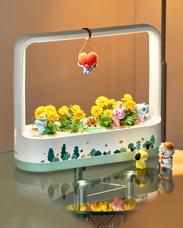 BT21 스페셜 에디션 스티커와 캐릭터 피규어로 으로 장식된 LG 틔운 미니